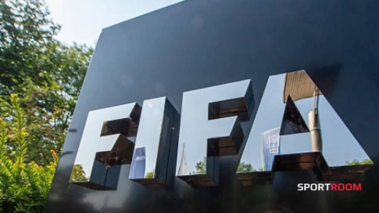 ФИФА UEFA-ның бойкотынан кейін әлем чемпионатын "сатудан" бас тартты