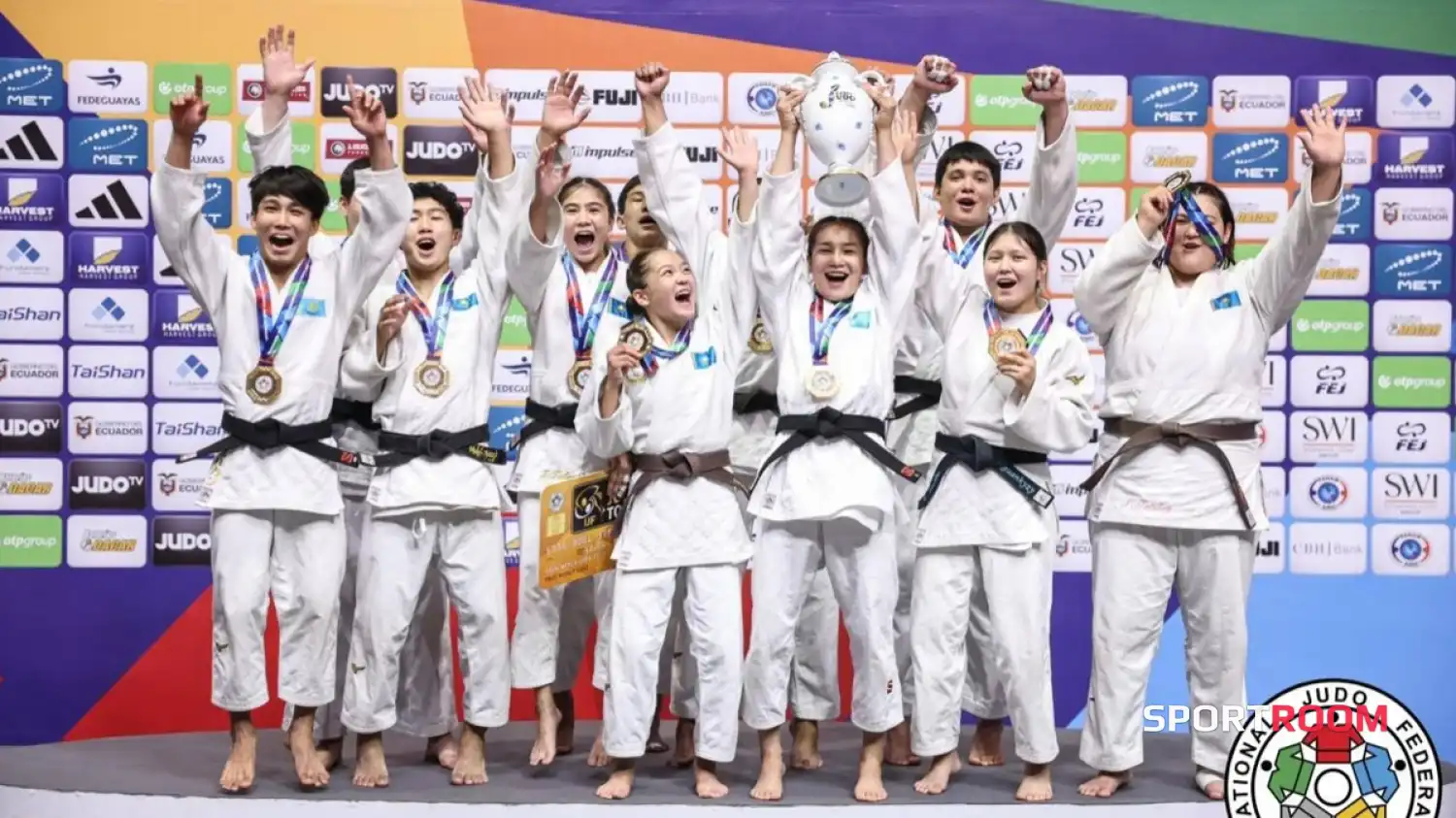 Қазақстан жасөспірімдер арасындағы әлем чемпионатында аралас командалық алтын алды